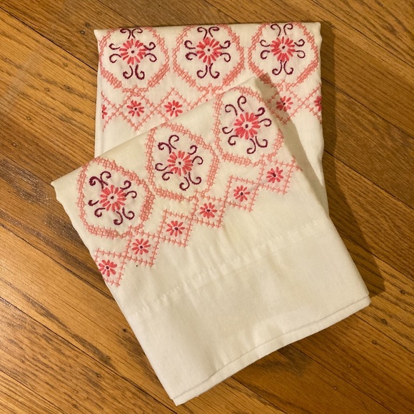 Vintage Embroidered Pillowcases - Picture 1 of 4